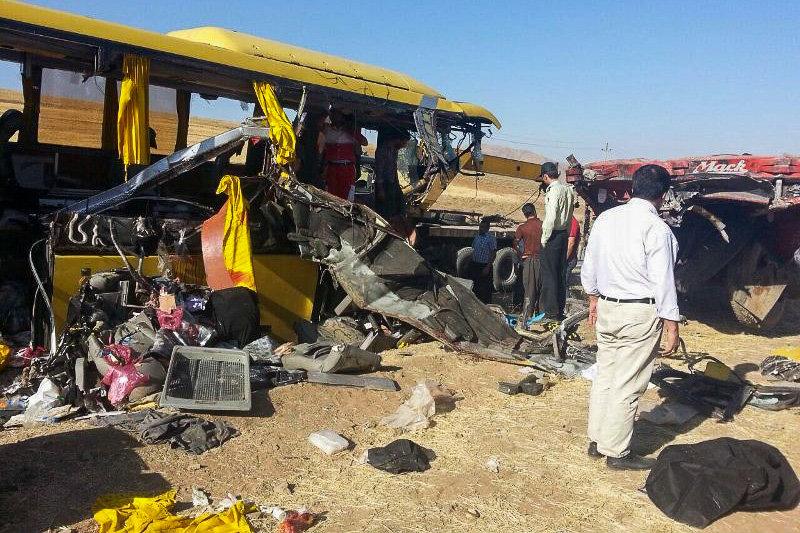 6 کشته و 18 زخمی در تصادف مرگبار اتوبوس با تریلر در جاده سقز + تصاویر 