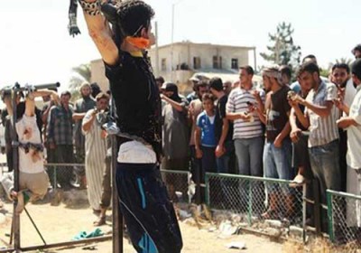 داعش یک نوجوان را به اتهام راهزنی به صلیب بست +عکس