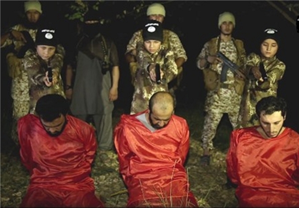 اعدام ۳ سرباز عراقی توسط ۳ کودک داعشی (عکس) 