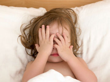 به کودک دچار اختلال استرس پس از سانحه چگونه کمک کنیم؟ 
