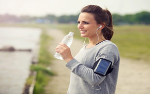  در حین فعالیت ورزشی و بعد از آن چه میزان آب باید نوشید؟ 