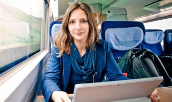 دختر دانشجویی که در قطار زندگی می کند + عکس