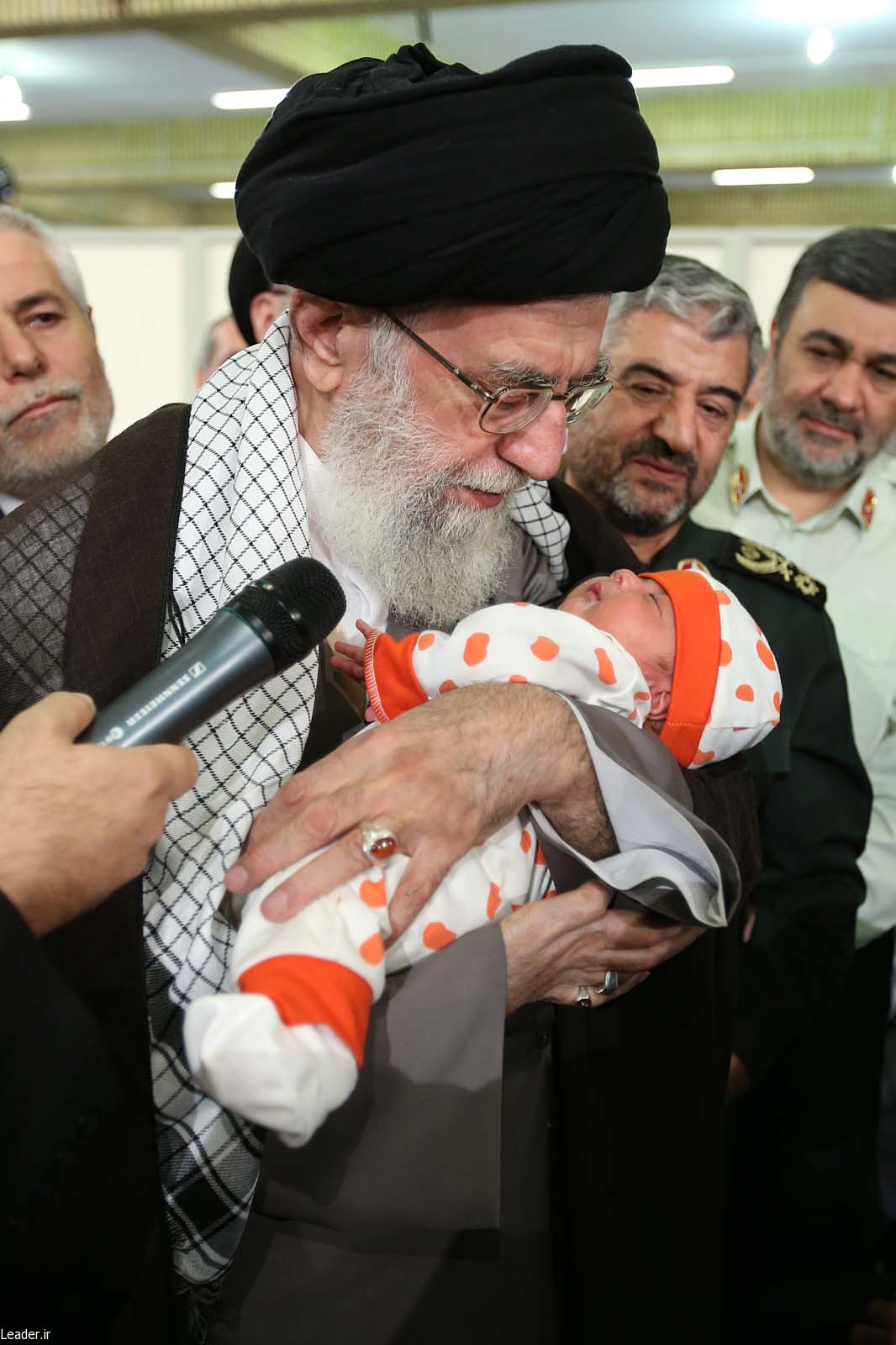 اذان گفتن رهبر انقلاب در گوش نوزاد (عکس) 