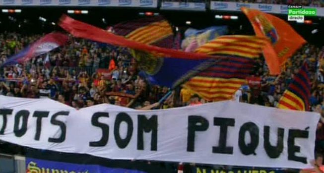 عکس روز: بنر هواداران بارسلونا در حمایت از پیکه