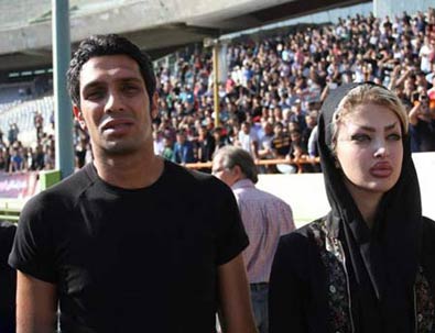 عکس سپهر حیدری و همسرش در استادیوم آزادی