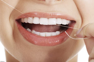 از پوسیدگی دندانهایمان با نخ دندان پیشگیری کنیم 
