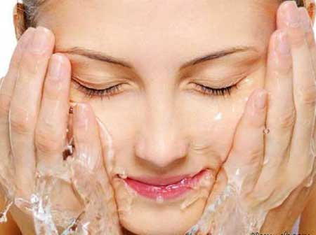 روش صحیح شستن صورت و خشک کردن آن