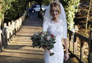 دختر 24 ساله ای که لباس عروسش را با 22هزار پر غاز دوخت!+ عکس