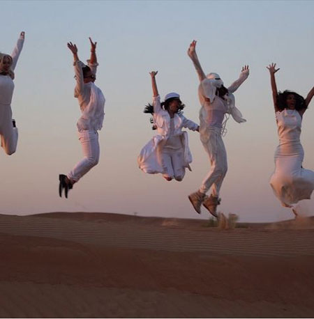 کیم کارداشیان و دوستانش در صحرای دوبی (تصاویر)
