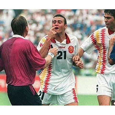  لوئیس انریکه و هیه رو با پیراهن دوم اسپانیا مقابل ایتالیا (جام جهانی ۱۹۹۴ آمریکا)