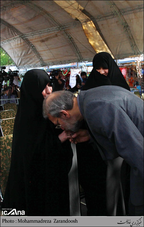 بوسه لاریجانی بر دستان همسر شهید مطهری 